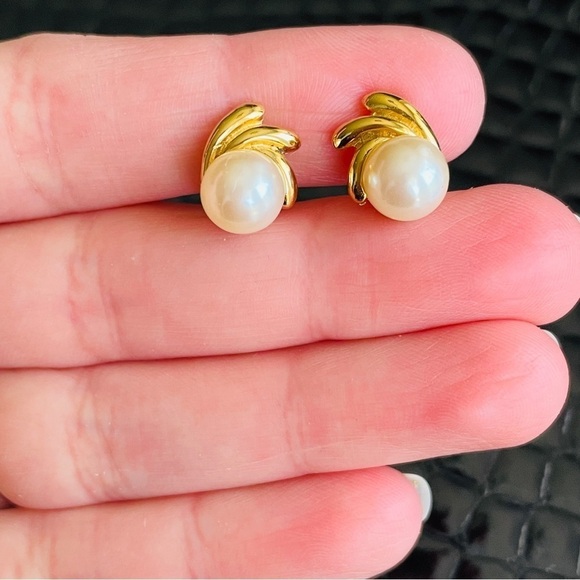 Vintage RICHELIEU Dainty Faux Pearl Gold Tone Swirl Clip On Retro Earrin… - Picture 8 of 15